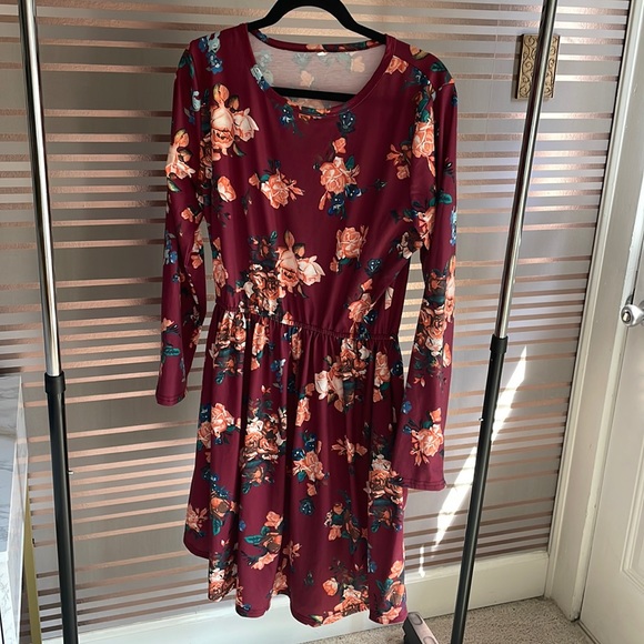 Dresses & Skirts - Lovely Floral size XL long sleeve dress, perfect for Fall